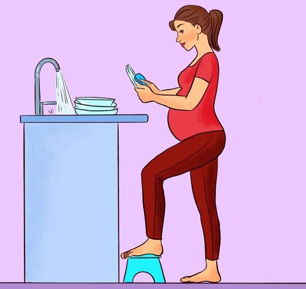 Chống chân lên hộp, ghế đẩu khi đứng lâu một chỗ rửa bát