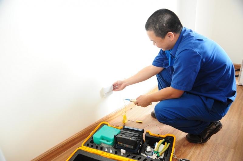 Chú công nhân kéo cáp quang truyền hình