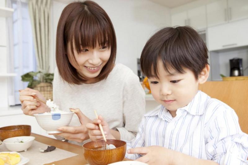 Làm mẫu và hướng dẫn chi tiết cho bé
