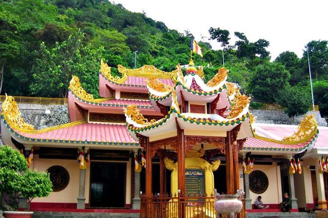 Du khách có thể lên xuống chùa bằng hệ thống cáp treo dài hơn 1.000 m hết khoảng 10 phút, giá 85.000 đồng một lượt.