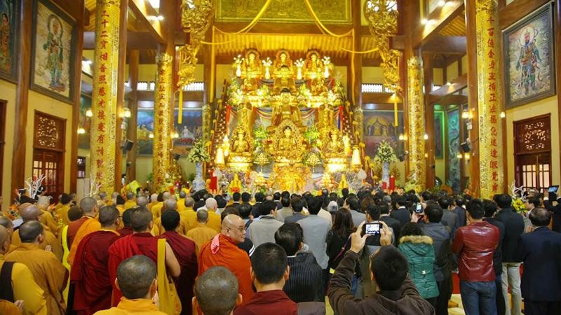 Cùng đường Tam bảo tại chùa Ba Vàng
