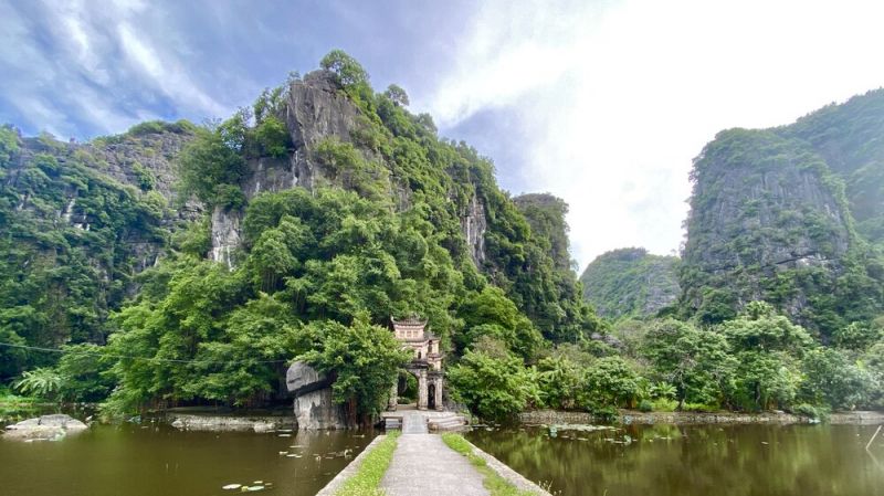 Đường vào Chùa Bích Động