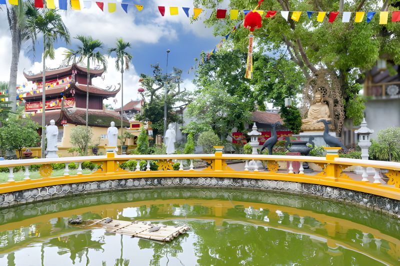 Khung cảnh bên trong chùa Dư Hàng