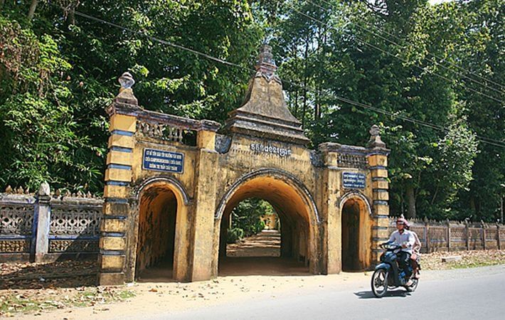 Cổng chùa Hang