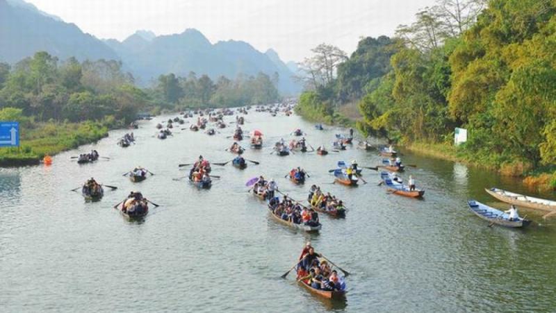 Để vào Chùa Hương bạn sẽ phải đi thuyền qua suối Yến