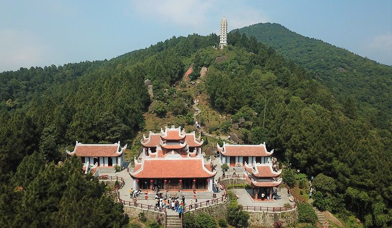 Chùa Hương Tích Hà Tĩnh là điểm đến được đông đảo Phật tử từ khắp mọi nơi đến chiêm bái, được coi một thánh tích linh thiêng của Phật Giáo Việt Nam