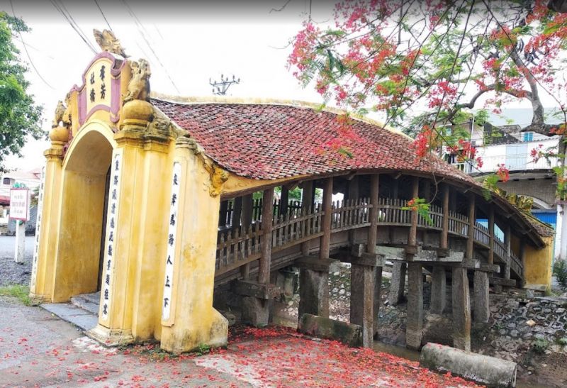 Cầu được xây trong chùa