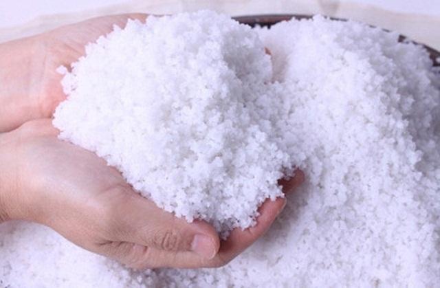Với tác dụng sát khuẩn, sát trùng của muối biển, đây được xem là một vị cứu tinh cho những bệnh nhân bị căn bệnh nấm móng
