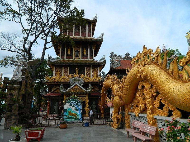 Chùa núi Châu Thới được xây dựng vào thế kỷ 17, nổi bật với quần thể kiến trúc đa dạng, hoàng tráng