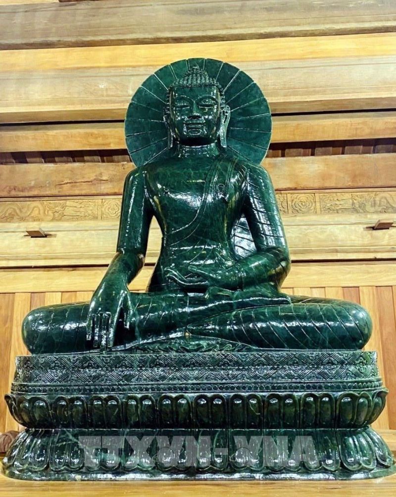 Năm 1329, Pháp Loa cho đem theo một phần tro hài cốt của Trần Nhân Tông, vị tổ thứ nhất của thiền phái Trúc Lâm về đặt trong tháp đá ở Quỳnh Lâm