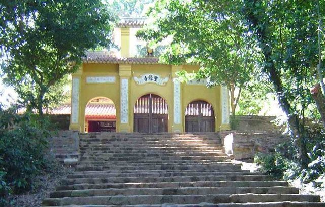 Lối vào chùa Thánh Duyên huyền ảo
