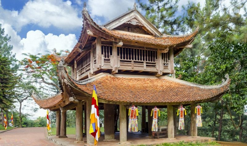 Nổi tiếng với vẻ tĩnh lặng, thanh bình cùng sự linh thiêng, cổ kính, hàng năm, chùa Trăm Gian thu hút rất đông phật tử, du khách thập phương đến vãn cảnh, dâng hương