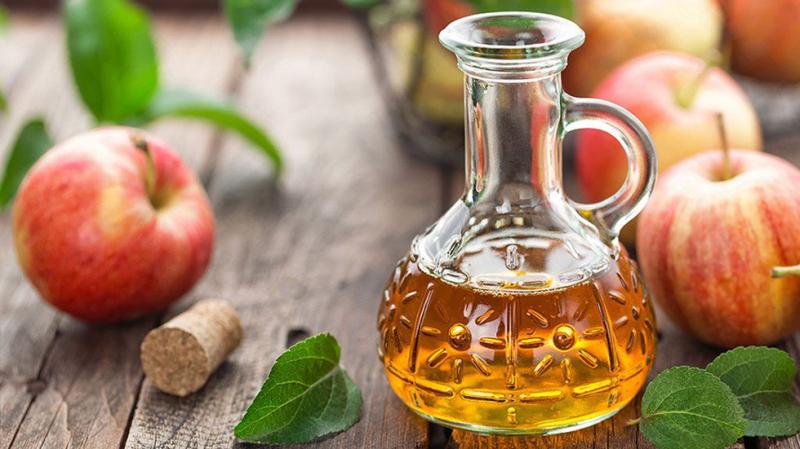 Chữa trị viêm lỗ chân lông ở chân bằng giấm táo