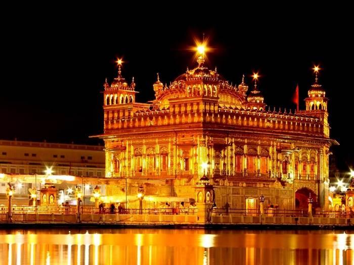 Chùa Vàng Punjab nổi bật trong đêm.