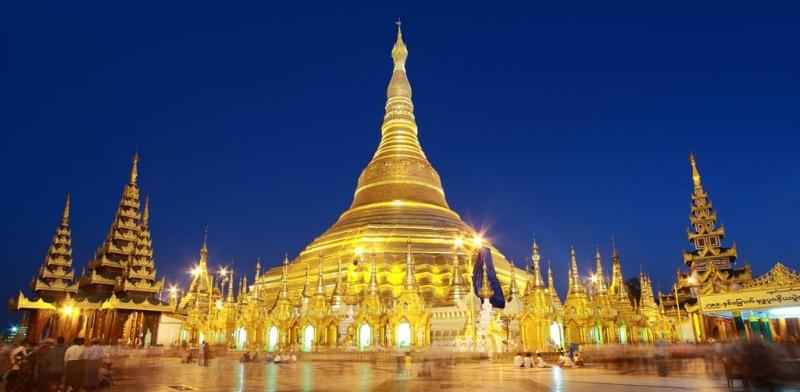 Chùa vàng Swedagon rực rỡ ánh vàng trong đêm