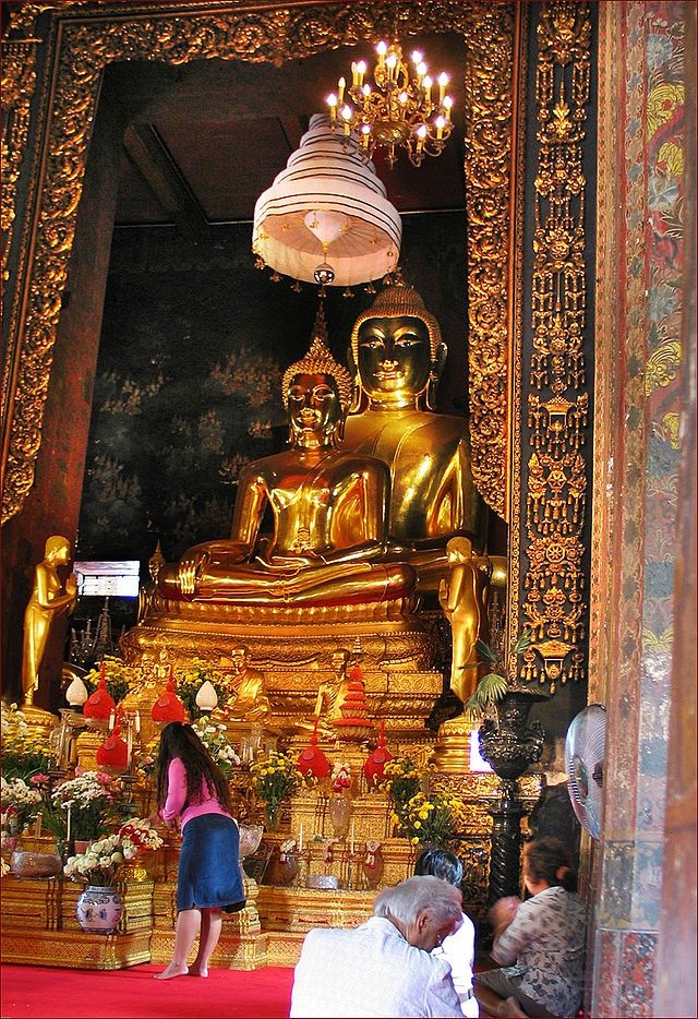 Một ban thờ trong ngôi chùa Wat Bowonniwet