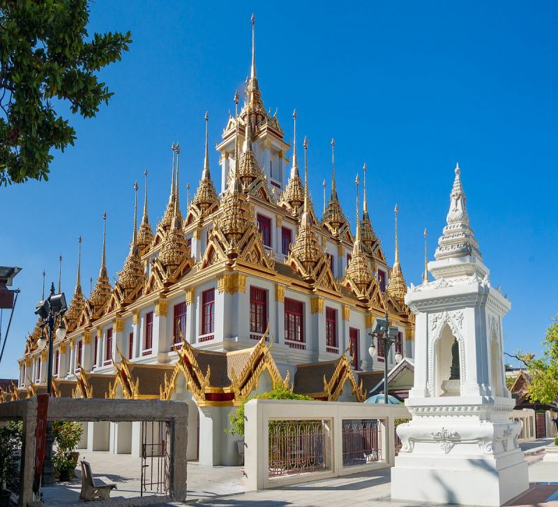Bên ngoài đài kỉ niệm Loha Prasad