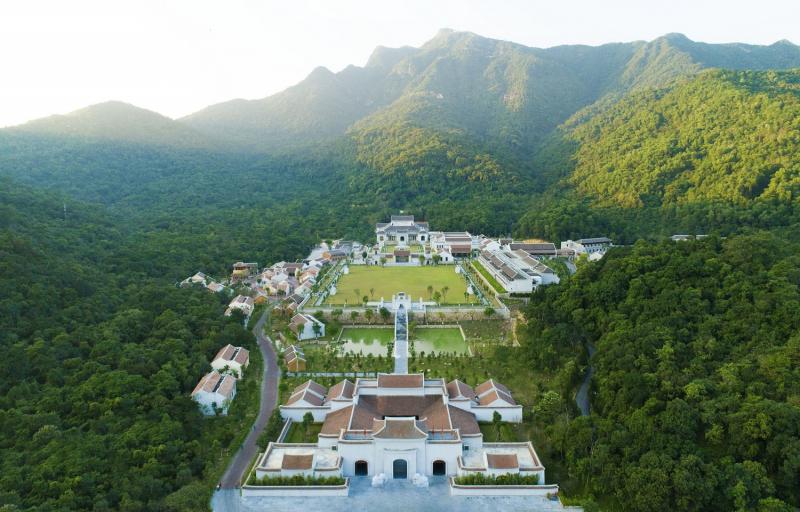 Khung cảnh chùa đẹp vô cùng
