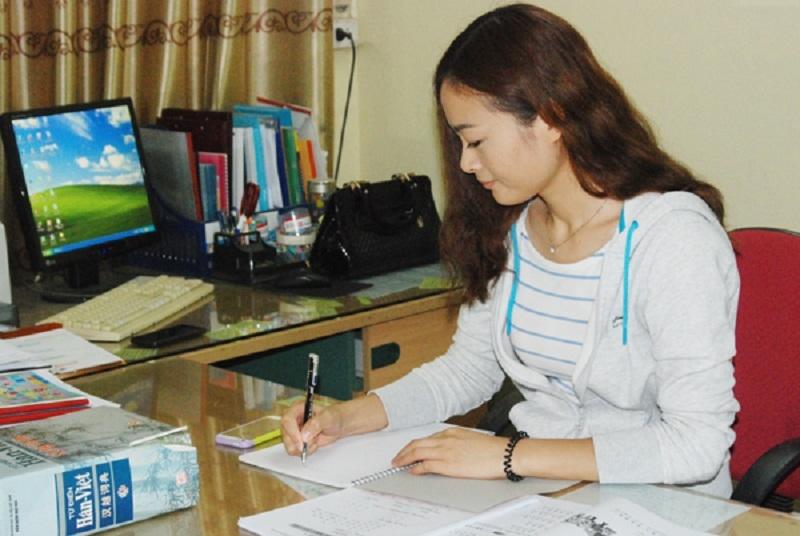 Giáo viên chuẩn bị bài trước khi lên lớp