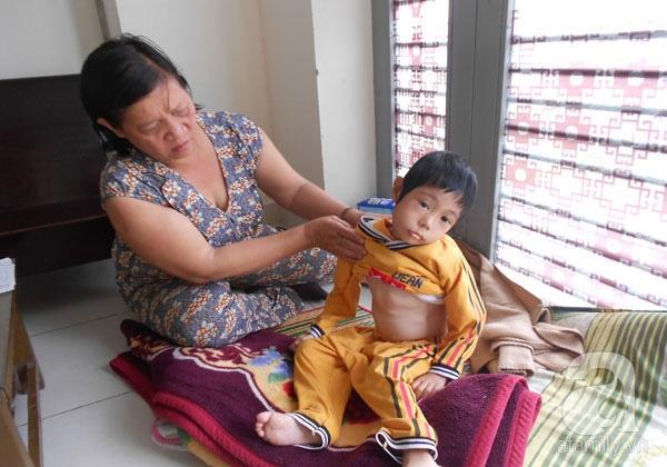 Chị Huệ đang chăm con là bé Bình Anh