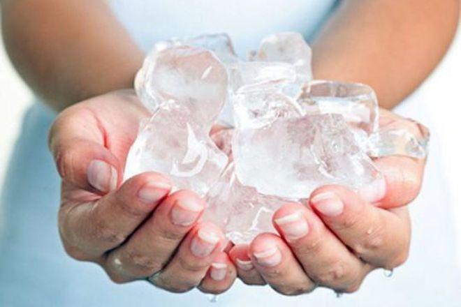 Chườm đá lạnh giúp giảm đau va giảm sưng