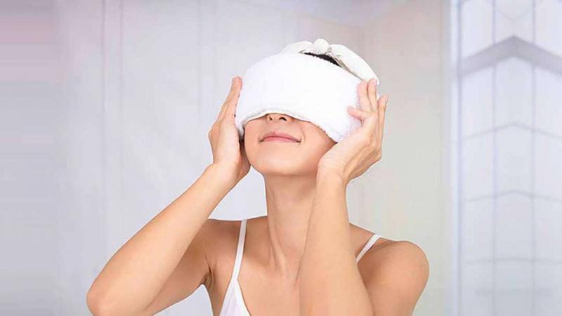 Chườm khăn ấm lên mắt làm giảm khô mắt