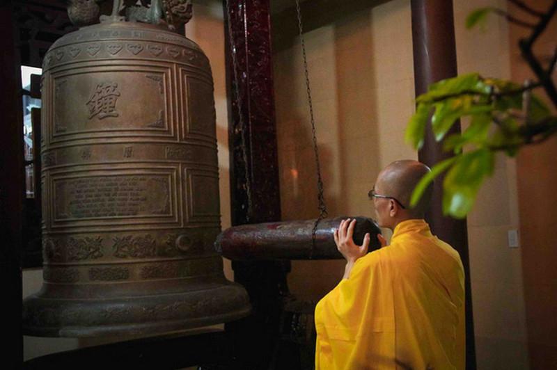 Tiếng chuông cũng để thức tỉnh chúng ta trong cõi ta bà