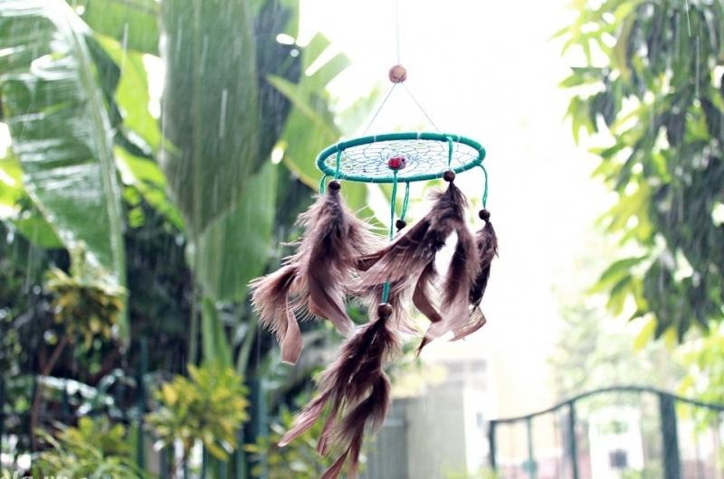 Trẻ 1 tháng tuổi sẽ rất mê mẩn âm thanh của chiếc chuông gió.