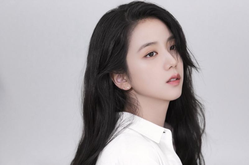 Nếu bạn ngại chụp chính diện, tư thế này sẽ giúp bạn bớt lúng túng hơn khi chụp ảnh!