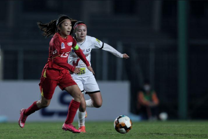Huỳnh Như (bên trái) xuất sắc lập cú đúp lập tỷ số 2-0 cho CLN nữ TP. HCM. (Ảnh: Dân Việt)