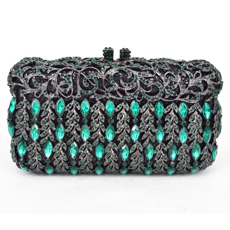 Một chiếc clutch lấp lánh xanh pha lê giúp bạn trở nên nổi bật hơn bao giờ hết.