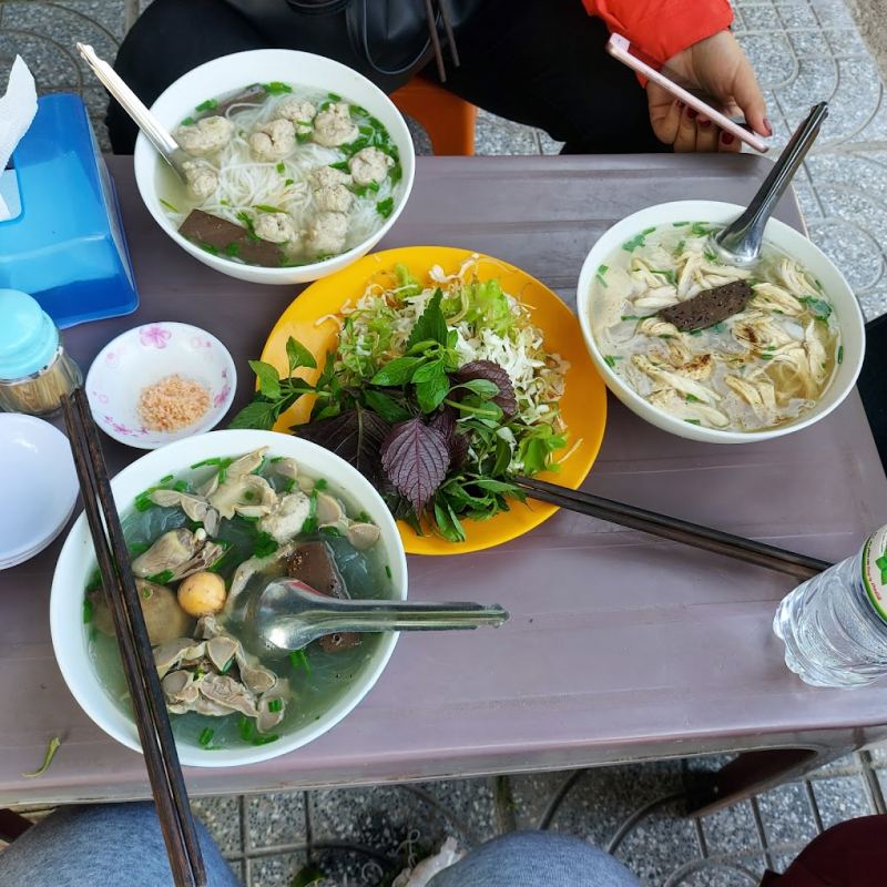 Cô Bảy miến gà, bánh canh gà, bún gà