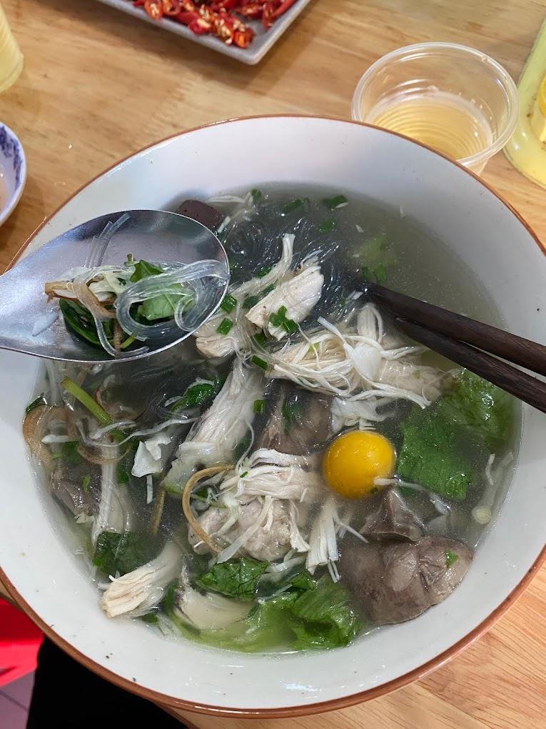 Cô Bảy miến gà, bánh canh gà, bún gà
