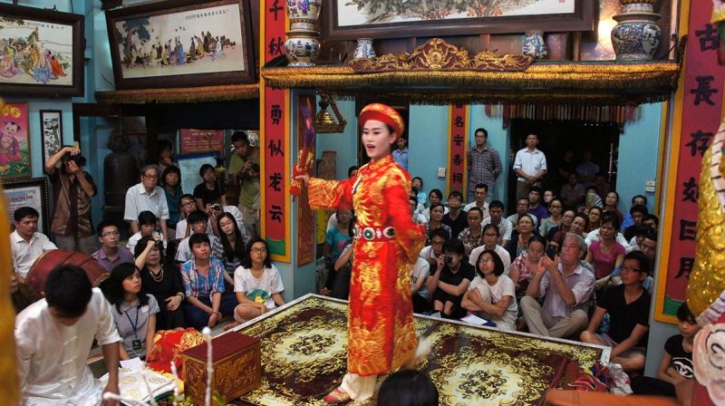 Nhìn thấy được căn mệnh của mình qua lá số tử vi. Bạn có thể nhận biết được lá số tử vi của người có căn đồng Tứ phủ qua các sao, cách cục