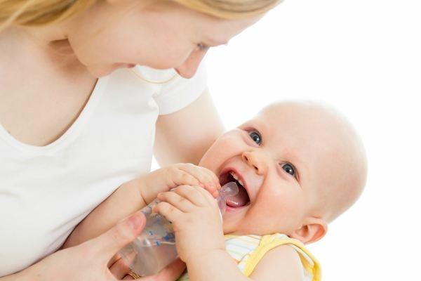 Nên cho bé uống nước đầy đủ.