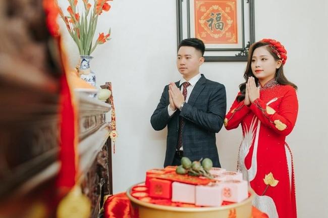 Cô dâu chú rể làm lễ gia tiên trong đám hỏi