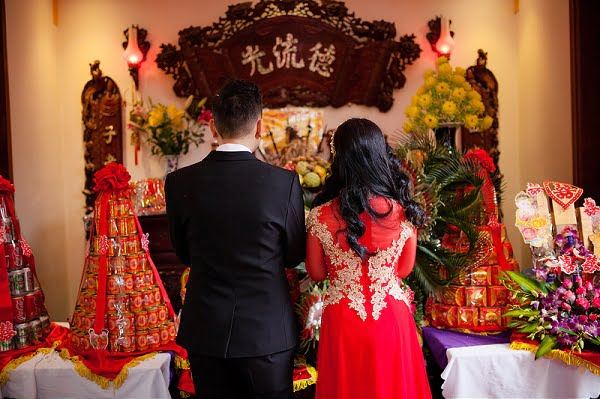 Cô dâu chú rể làm lễ gia tiên trong đám hỏi