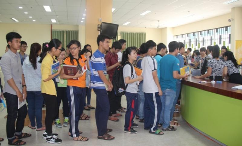 Sinh viên mượn sách tại thư viện ktx khu b