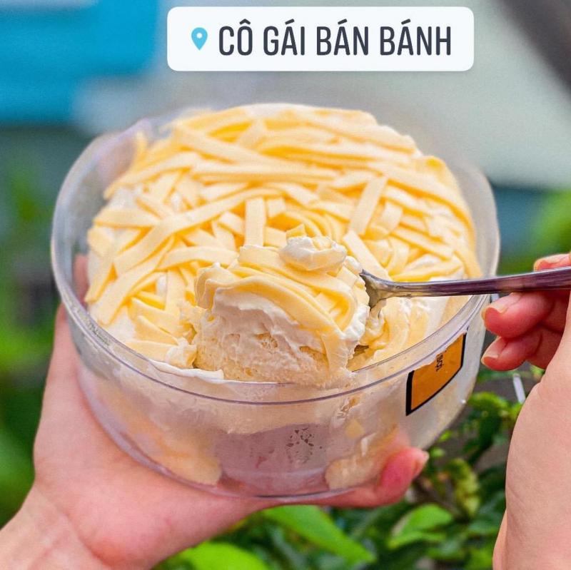 Cô gái bán bánh