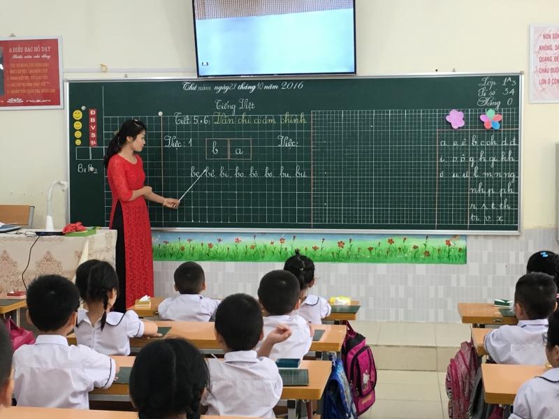 Tiết dạy nào của cô cũng có sức thu hút diệu kì, có lẽ vì cô đã mang hết tâm huyết, tình cảm yêu thương tận tâm dạy dỗ chúng em