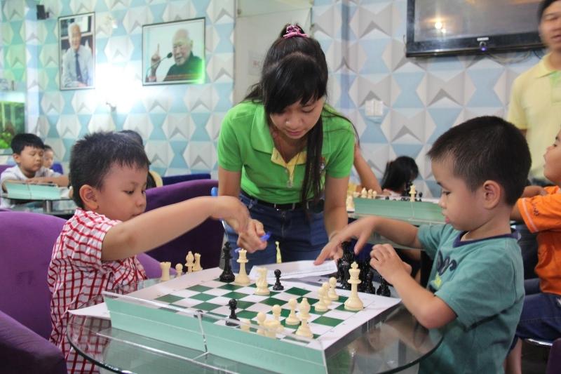 Bé biết chơi cờ và suy nghĩ logic