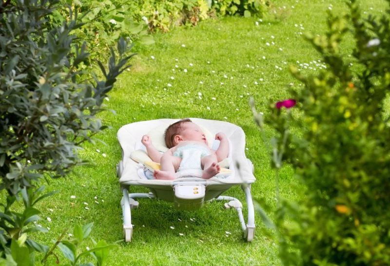 khi tắm nắng, mẹ hãy mặc cho bé một bộ quần áo mỏng