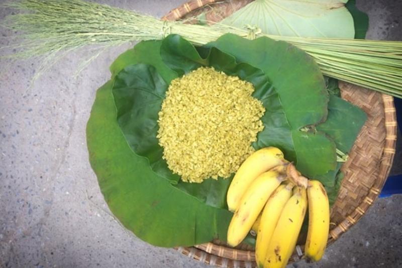 Cốm  thường được ăn cùng với chuối tiêu.