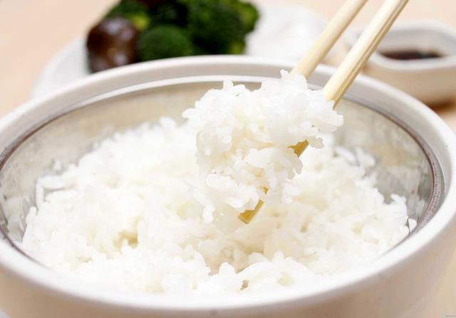 đừng cất chúng trong tủ lạnh nhé vì cơm sẽ bị hút hết chất ẩm, bề mặt hạt cơm sẽ xuất hiện màu vàng nhạt và không còn chất dinh dưỡng gì nữa.