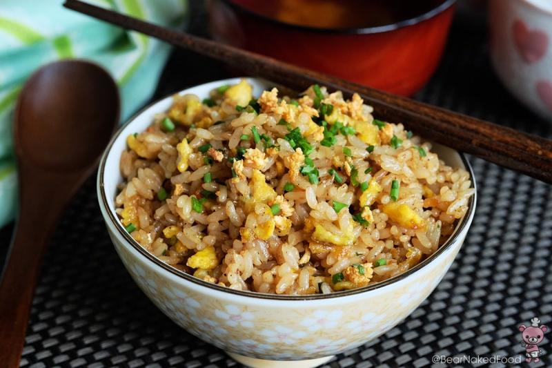 Cơm chiên trứng muối sau khi bày biện lên bát nhìn vô cùng ngon mắt