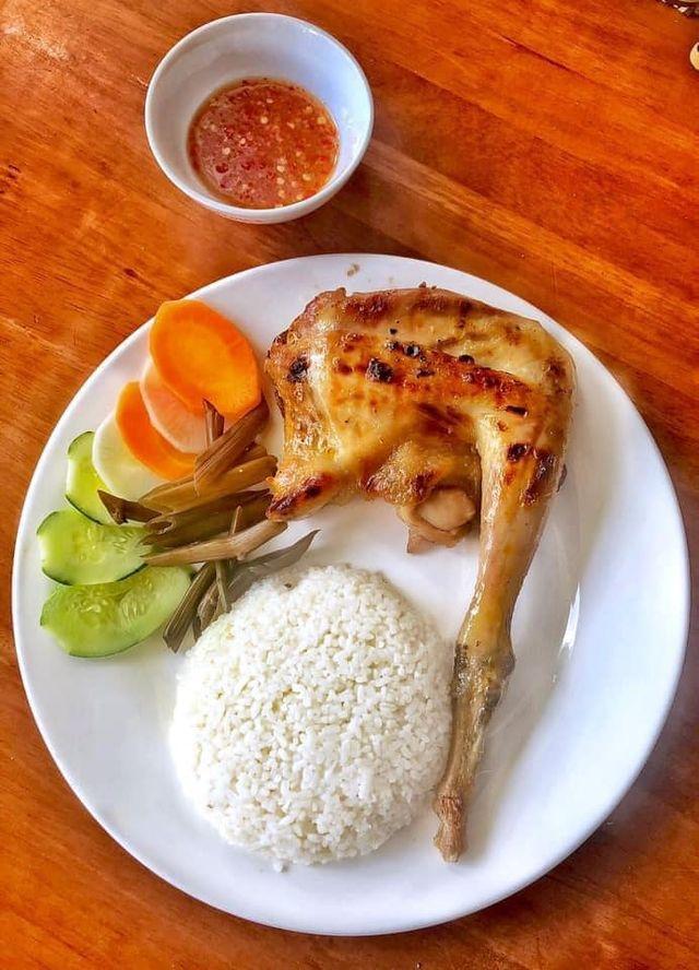 Cơm Gà Ta Nướng Tư Hạnh