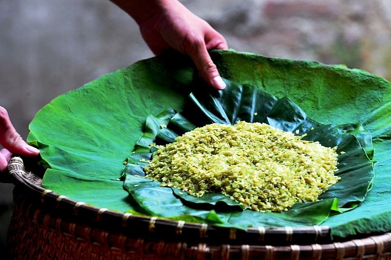 Thứ cốm xanh của gạo nếp, hương vị ngào ngạt của lá sen