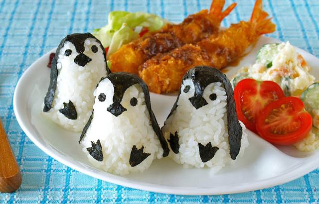 Cơm nắm onigiri là một món ăn cầm tay phổ biến và rẻ tiền, có bán nhiều tại cửa hàng tiện lợi.