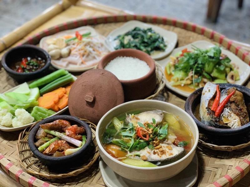 Về ăn cơm mẹ…