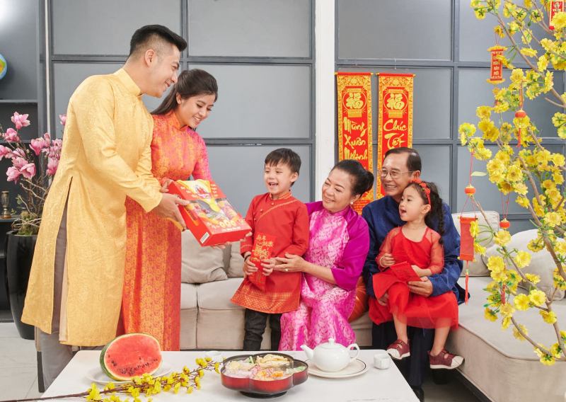 Con kính chúc ba mẹ luôn  vui vẻ, mạnh khỏe, bình an, hạnh phúc